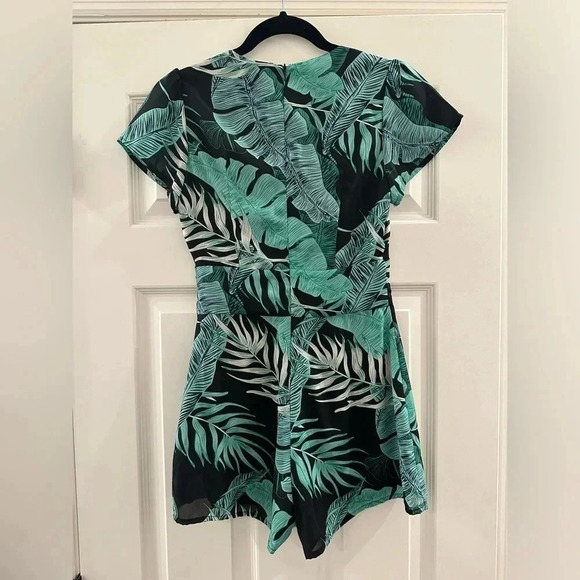 Superdown x Revolve Tropical Leaf Penny Deep V Romper XS - Picture 6 of 7